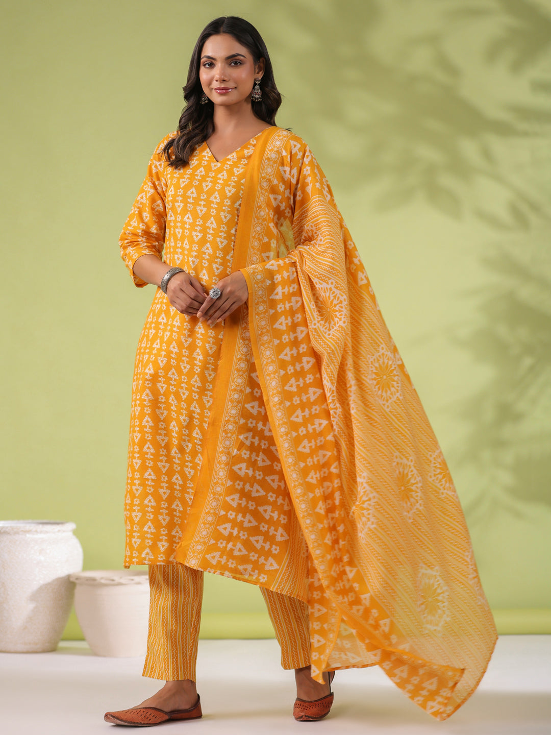 Janasya Regular Poly Cotton Mustard Gemometric V-Neck Kurta Set