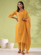 Janasya Regular Poly Cotton Mustard Gemometric V-Neck Kurta Set