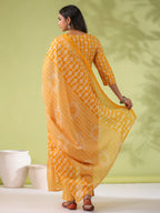 Janasya Regular Poly Cotton Mustard Gemometric V-Neck Kurta Set