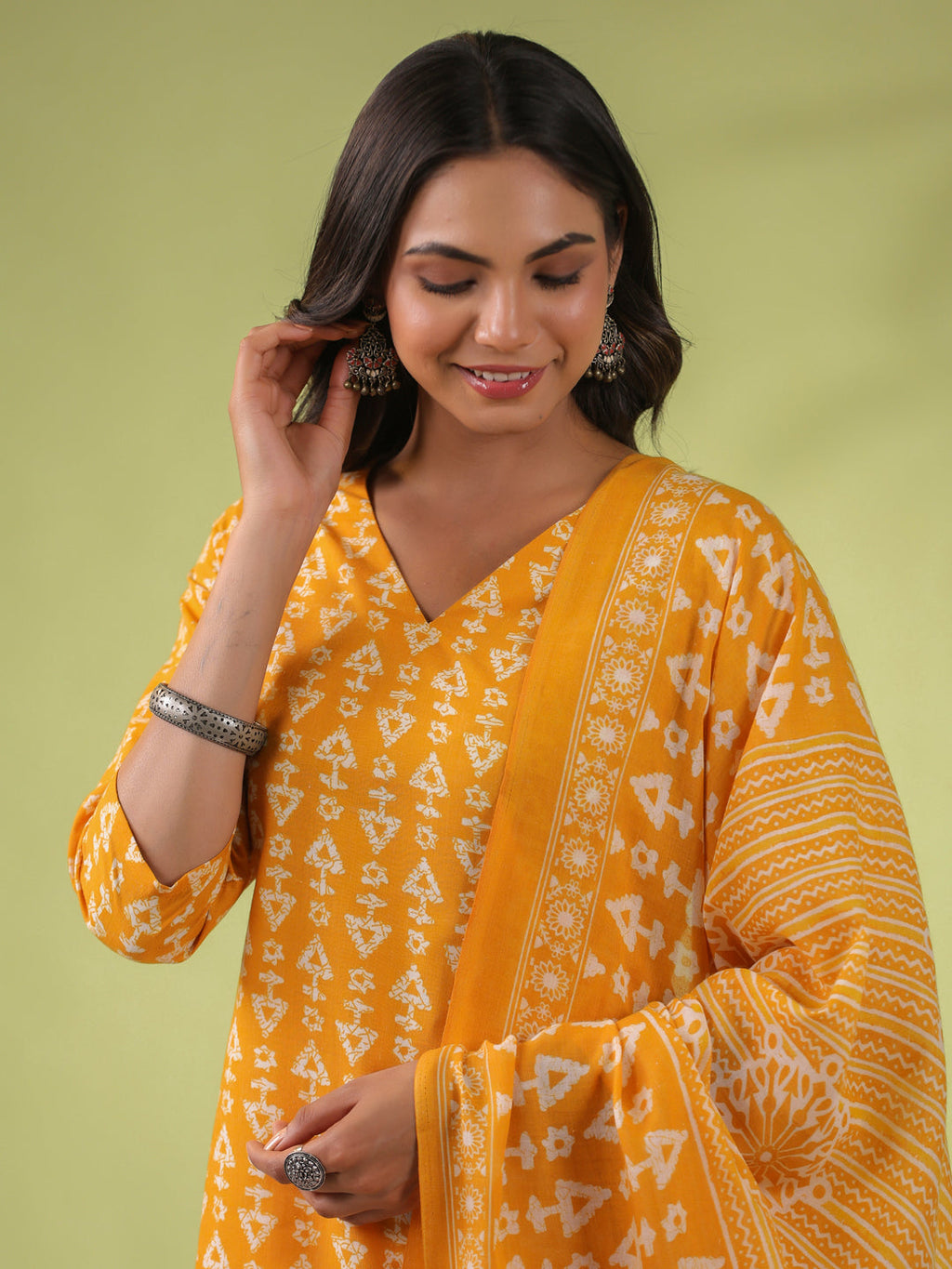 Janasya Regular Poly Cotton Mustard Gemometric V-Neck Kurta Set