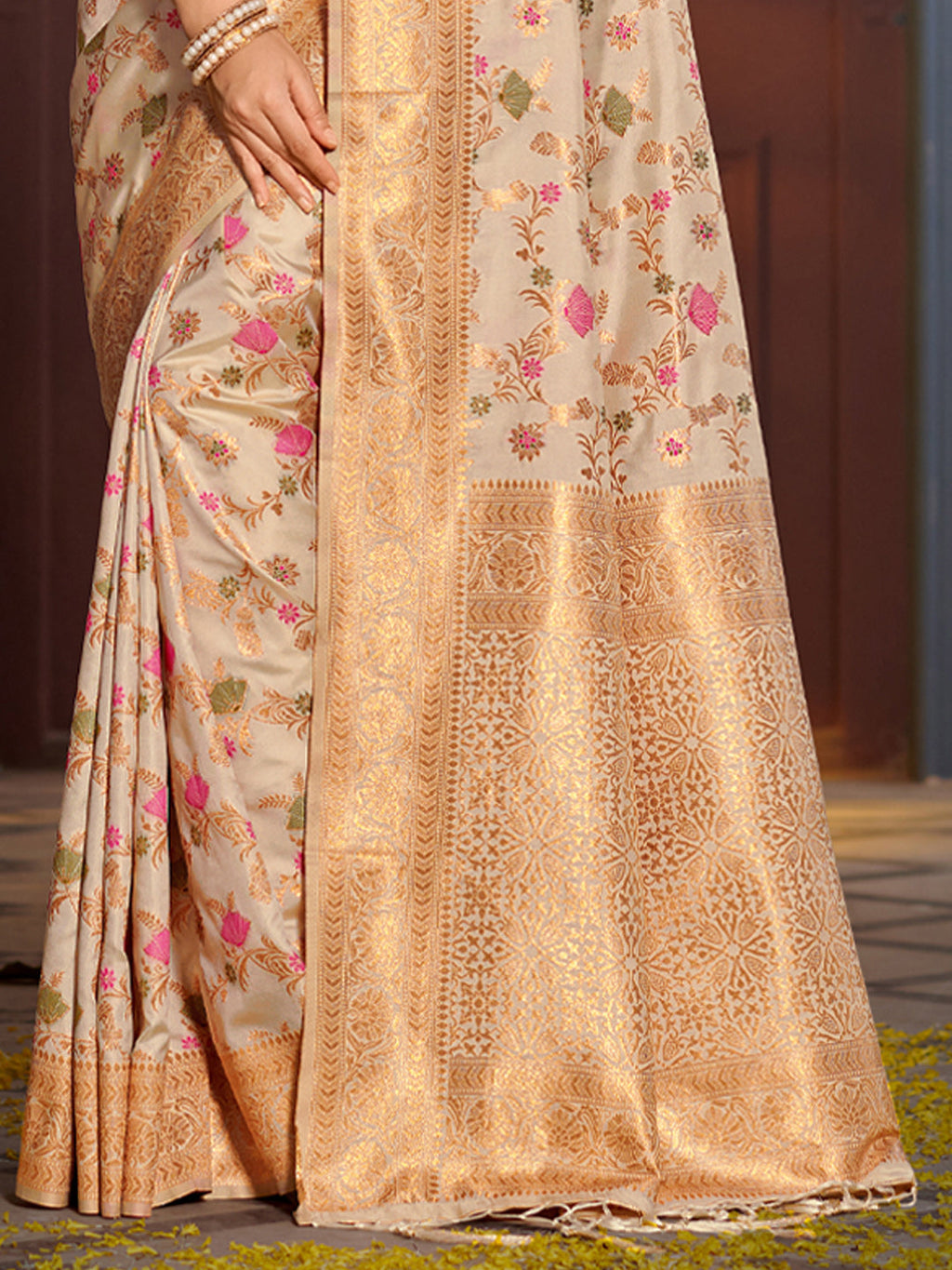 Shree Shyam Fashion Graceful White Banarasi Silk Saree with Golden Zari Woven Border & Floral Jaal - Wedding & Festive Wear - Distacart