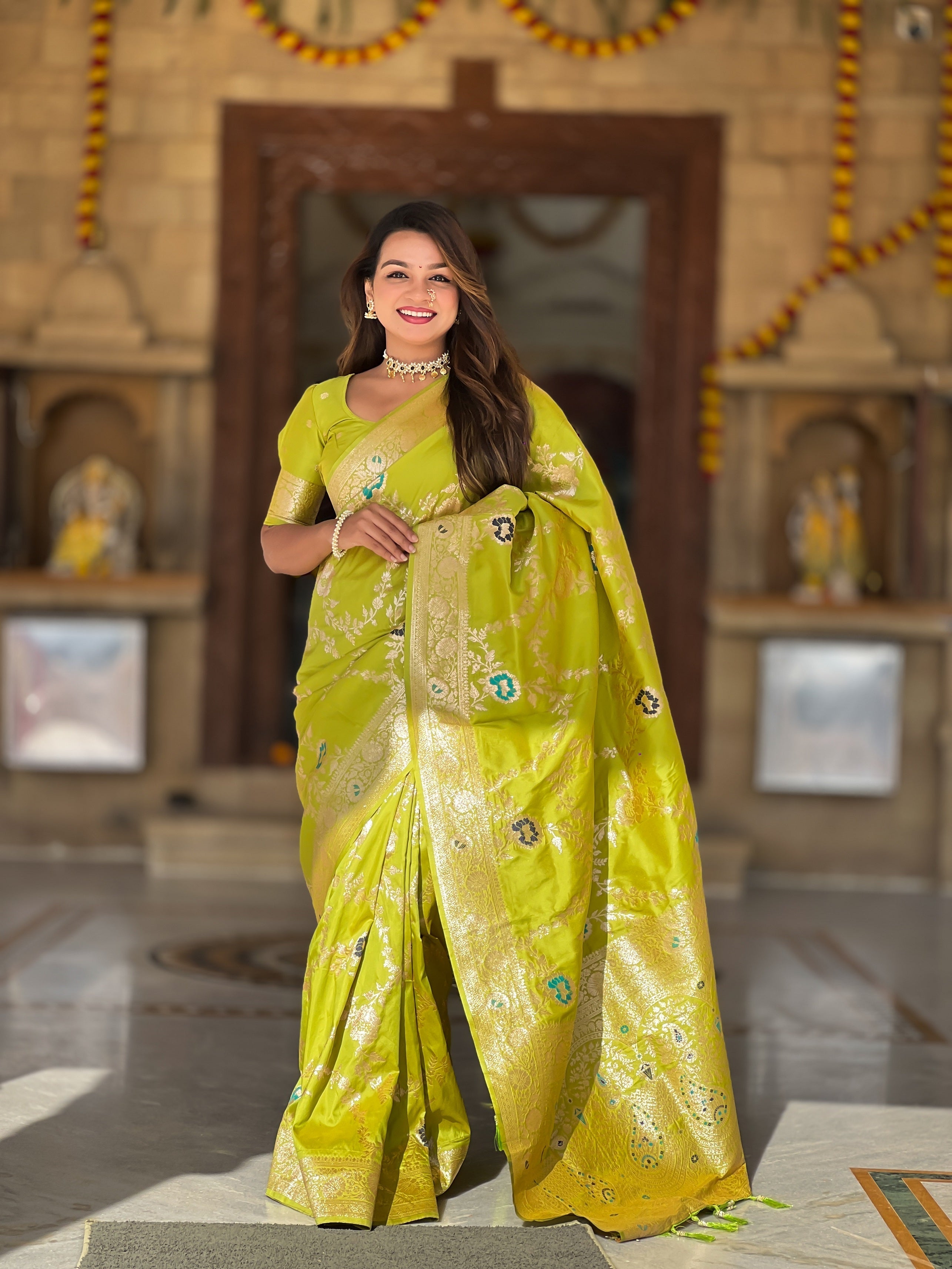 Vedant Vastram Soft Litchi Silk Banarasi Silk Jacquard Saree - Parrot