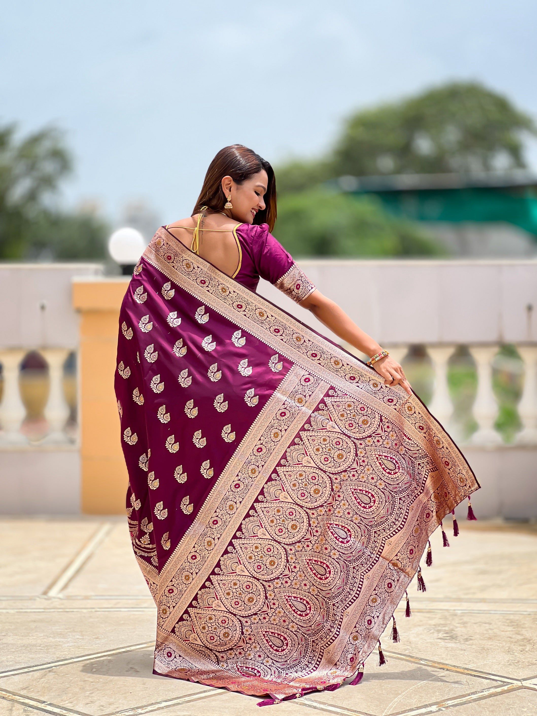 Vedant Vastram Soft Litchi Silk Banarasi Silk Jacquard Saree - Wine