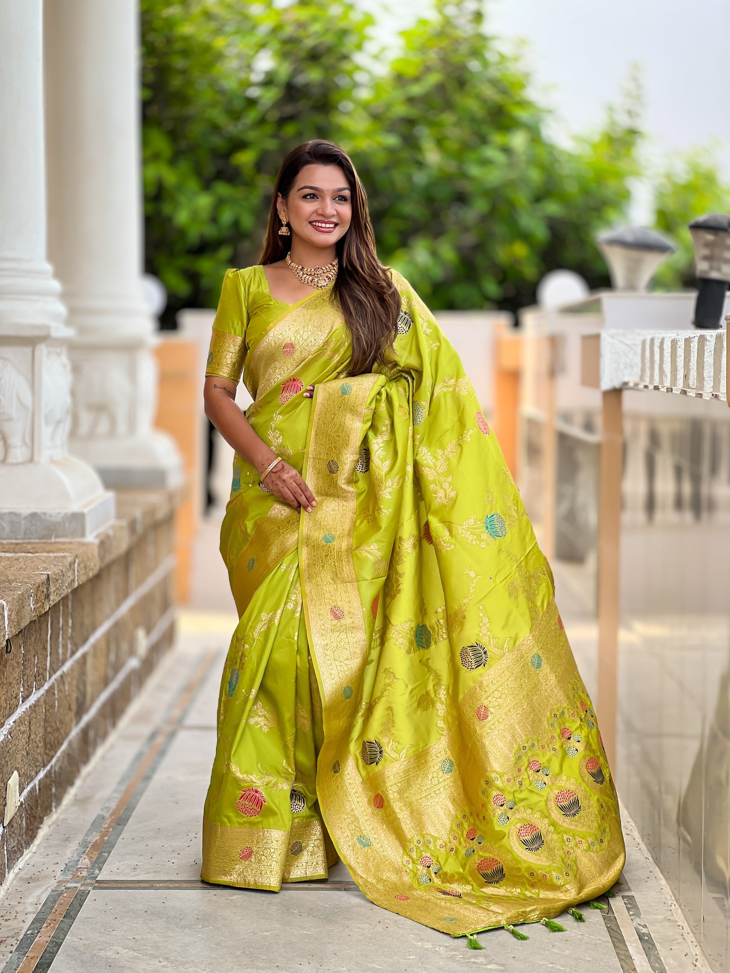 Vedant Vastram Soft Litchi Silk Banarasi Silk Jacquard Saree - Parrot