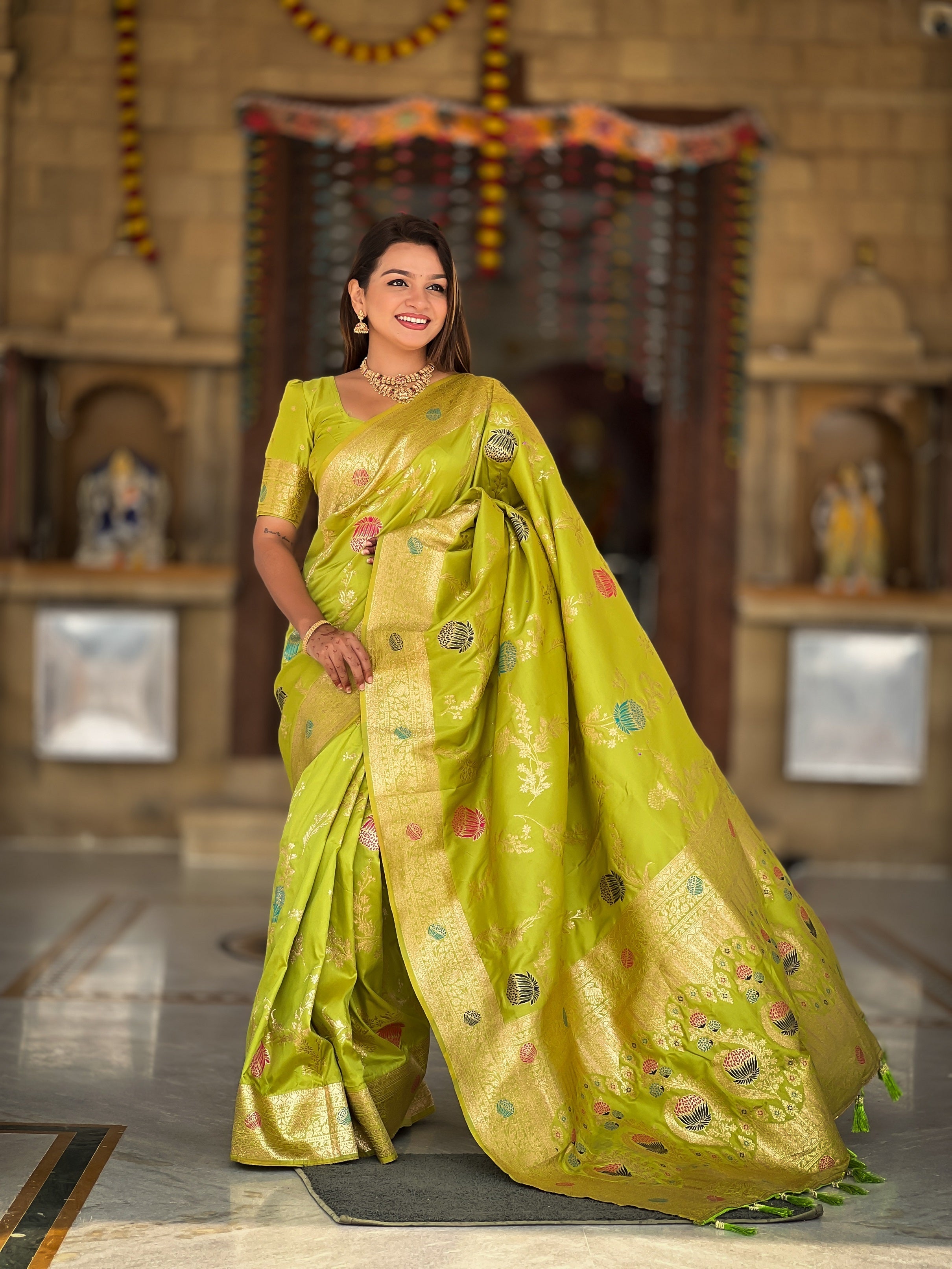 Vedant Vastram Soft Litchi Silk Banarasi Silk Jacquard Saree - Parrot