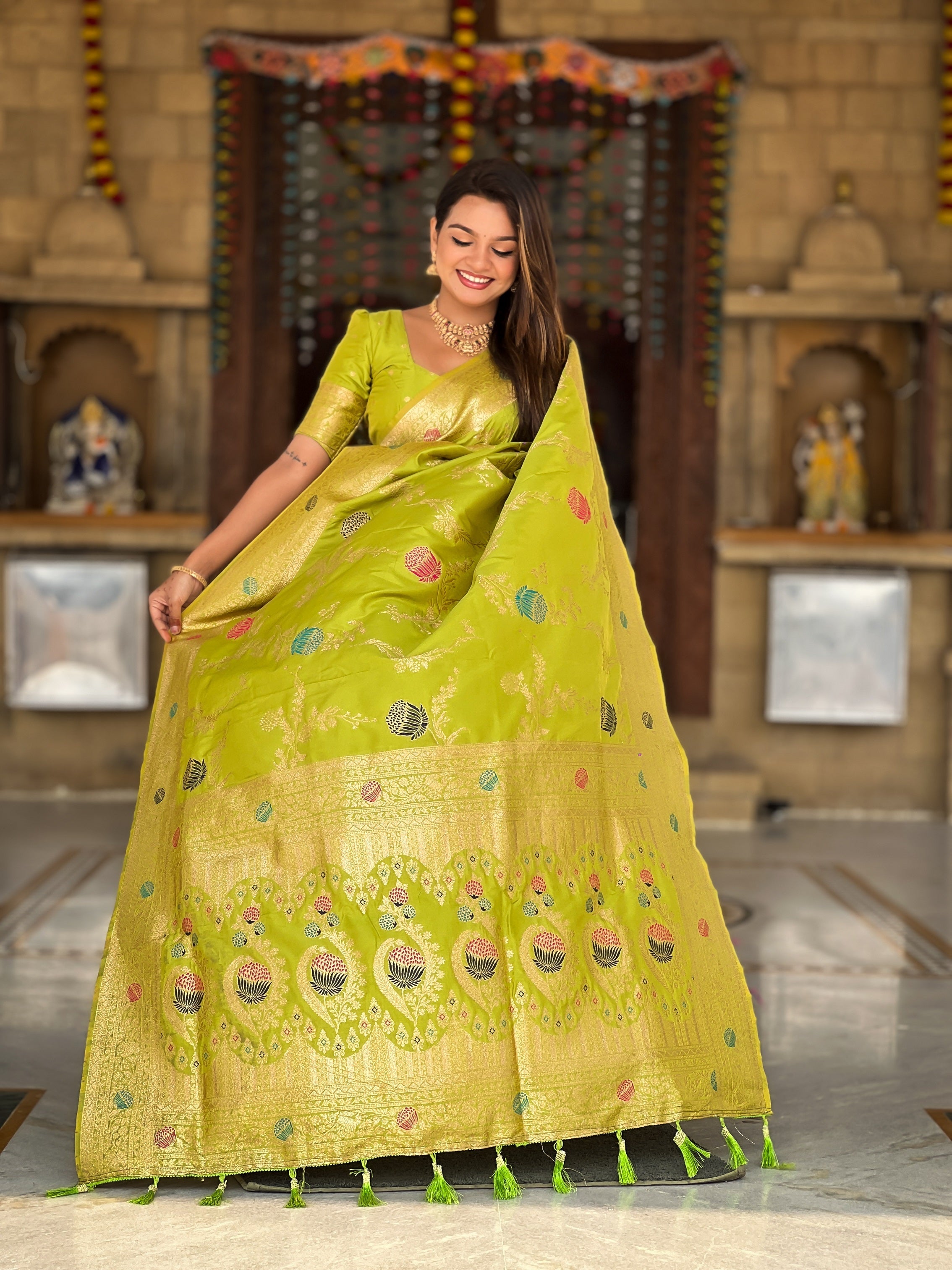 Vedant Vastram Soft Litchi Silk Banarasi Silk Jacquard Saree - Parrot