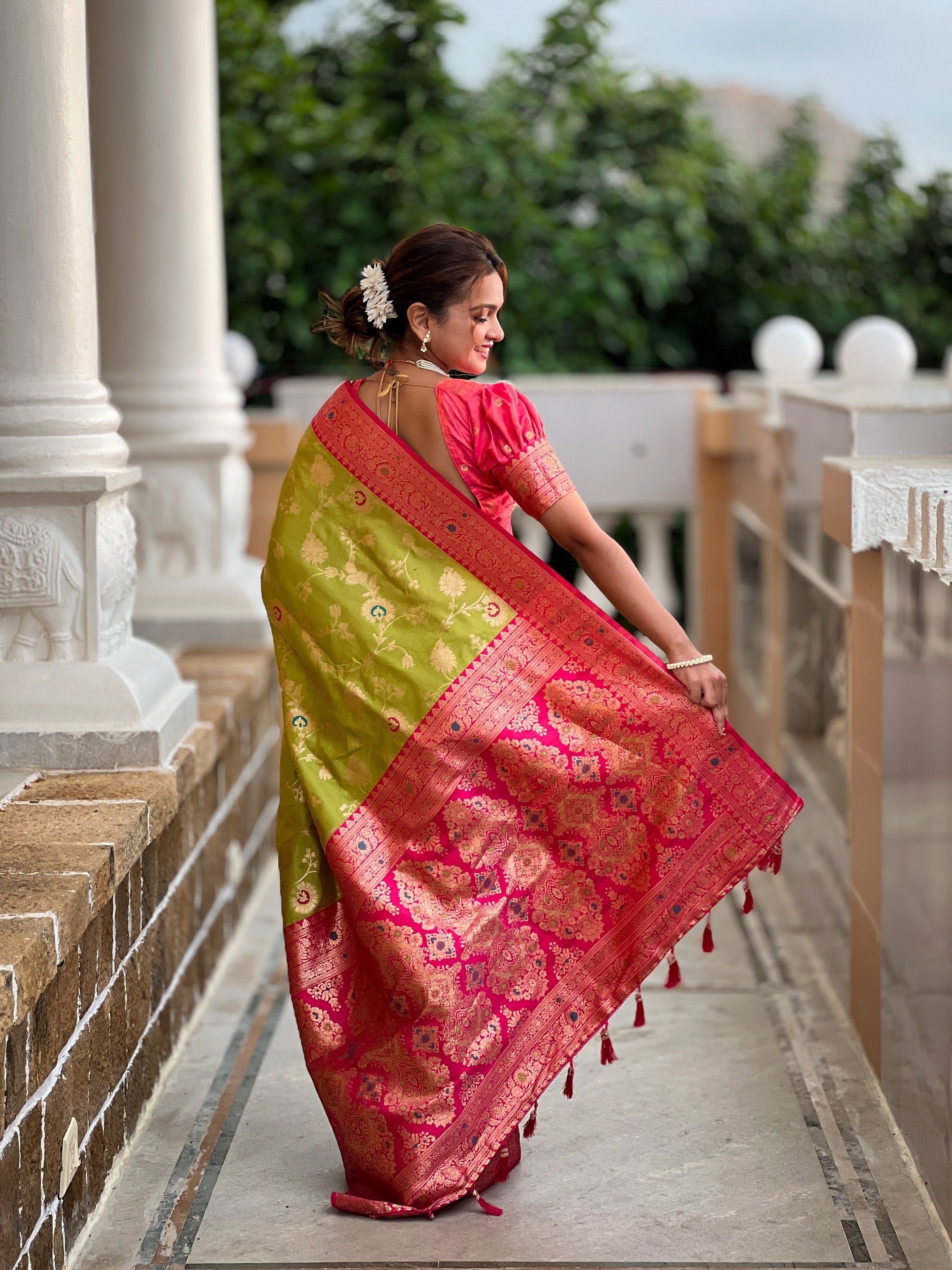 Vedant Vastram Soft Litchi Silk Banarasi Silk Jacquard Saree - Parrot