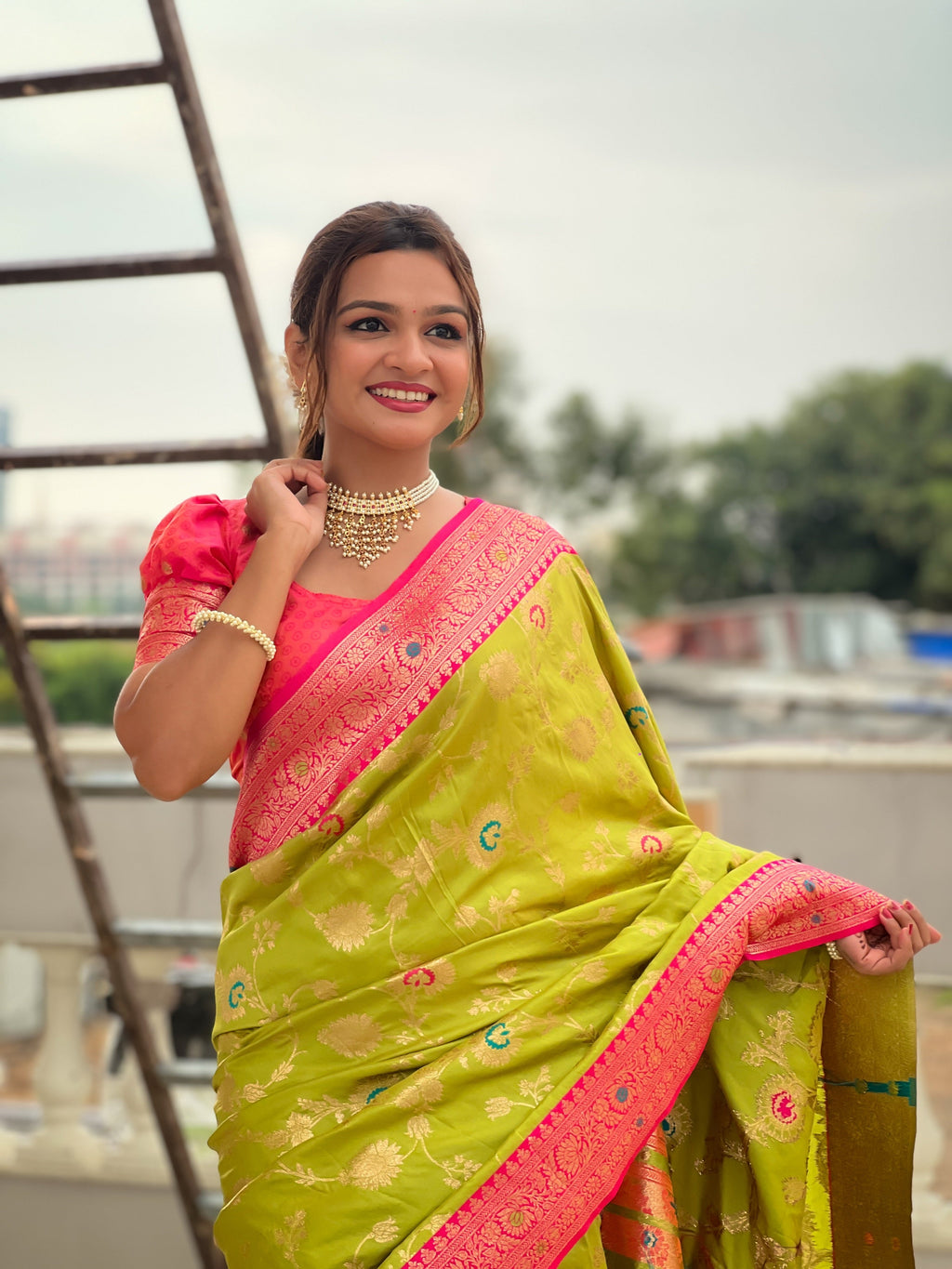 Vedant Vastram Soft Litchi Silk Banarasi Silk Jacquard Saree - Parrot