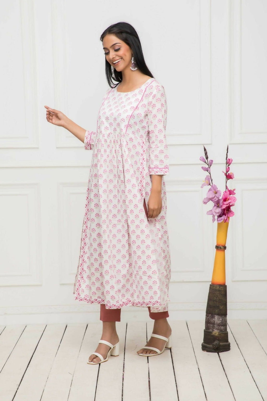 Myshka Women White Floral Rayon Straight Round Neck Kurtas - Distacart