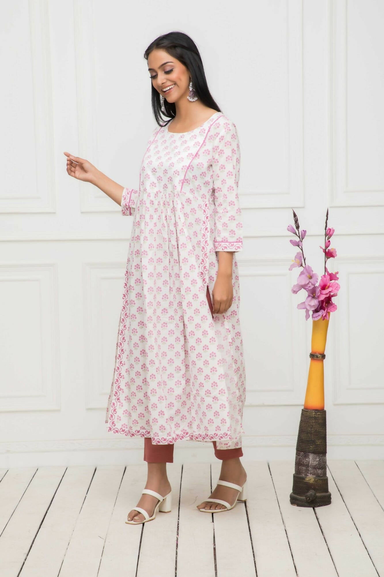 Myshka Women White Floral Rayon Straight Round Neck Kurtas - Distacart
