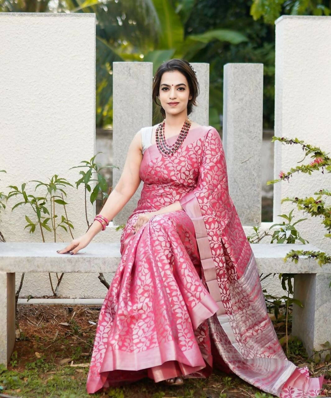 DEIANA'S Beautiful Designer Golden zari Soft Lichi Silk Saree - Pink