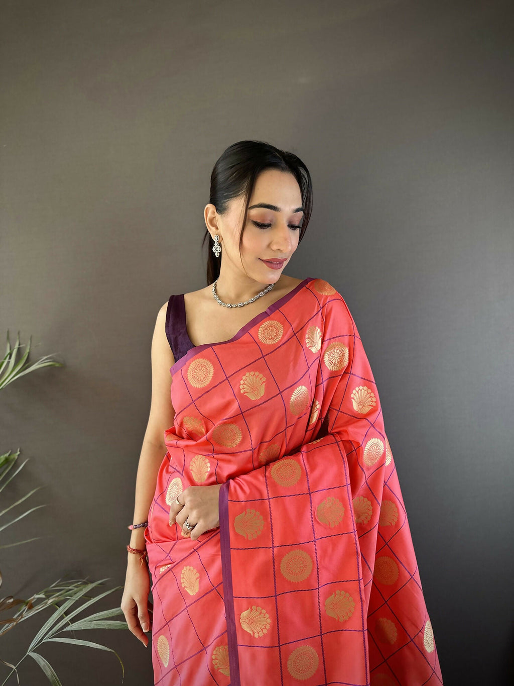 Joban Fashion Pink Checked & Circular Motifs Soft Silk Banarasi Saree - Distacart