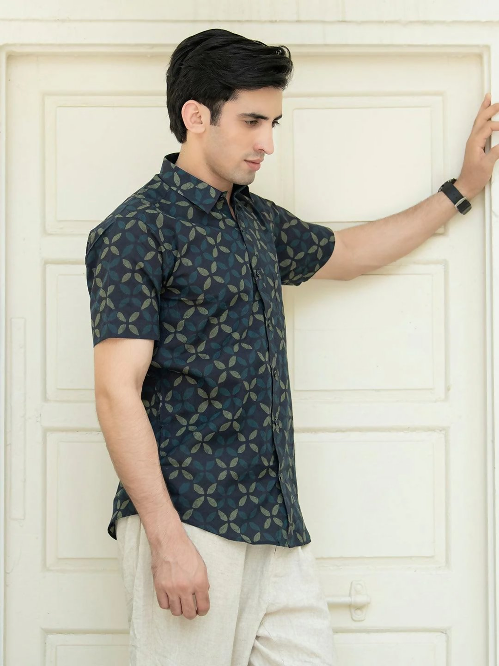 Miravan Men's Pure Cotton Blue Abstract Printed Half Sleeve Slim Fit Shirt