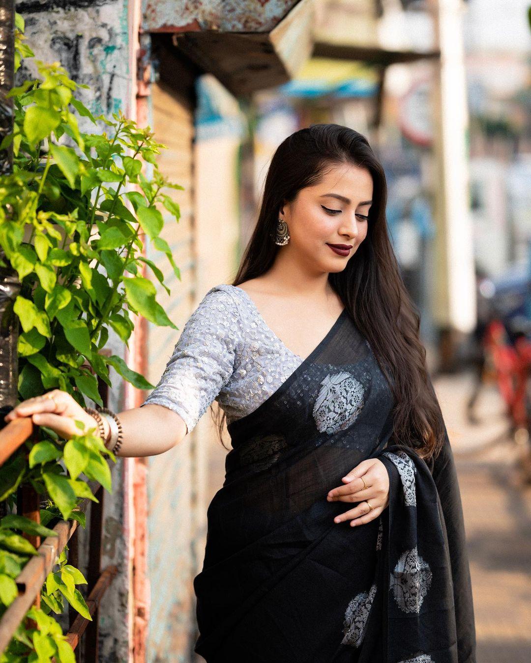 Black Pure Linen Woven Design Saree with Unstitched Blouse - A2M - Distacart