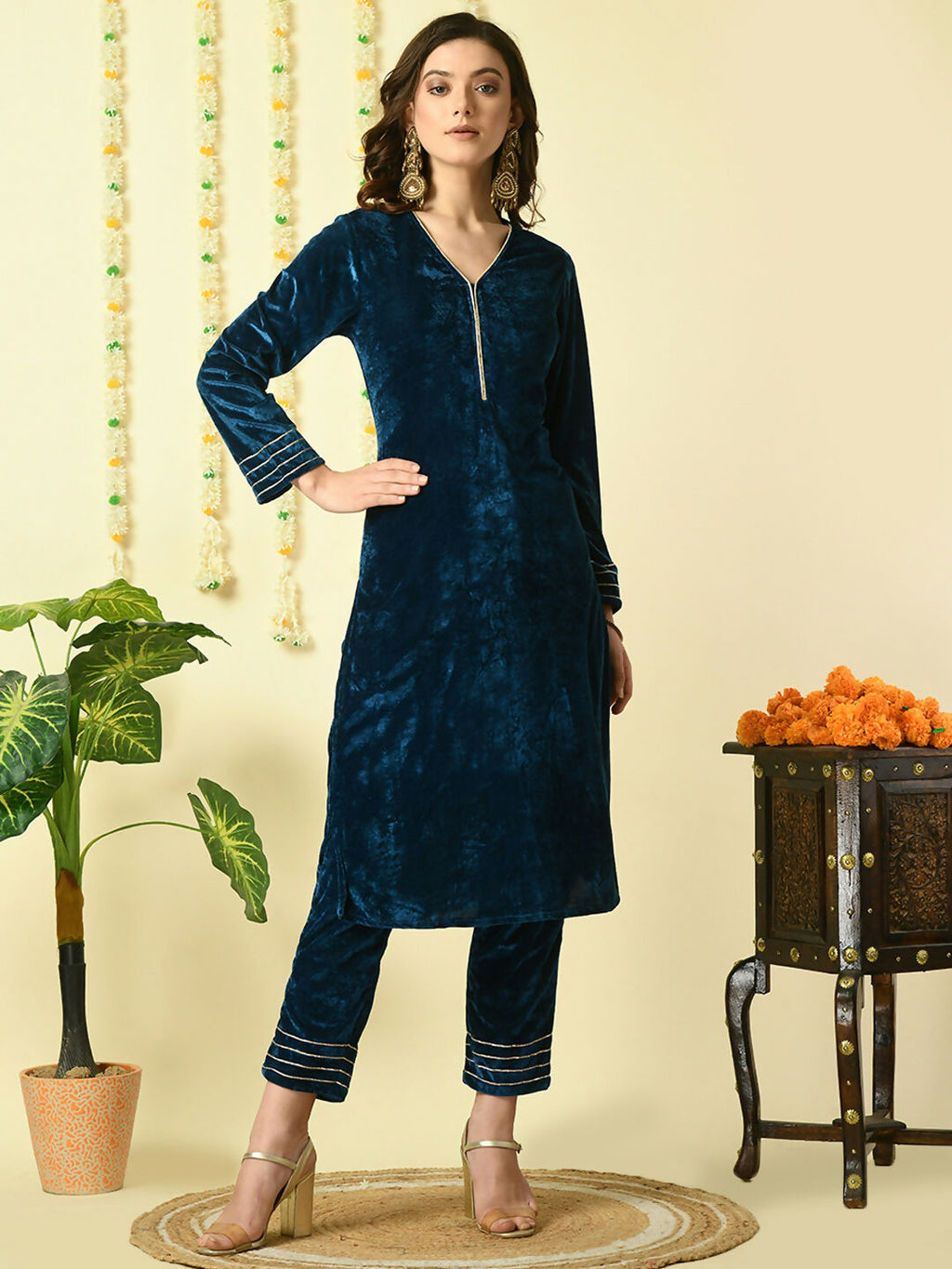 Myshka Women's Teal Velvet Kurta With Trousers Party Sets