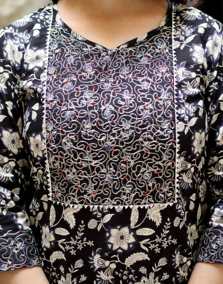 Miravan Women's Embroidered Kurta In Sweet-Heart Neck With Black Straight Palazzo