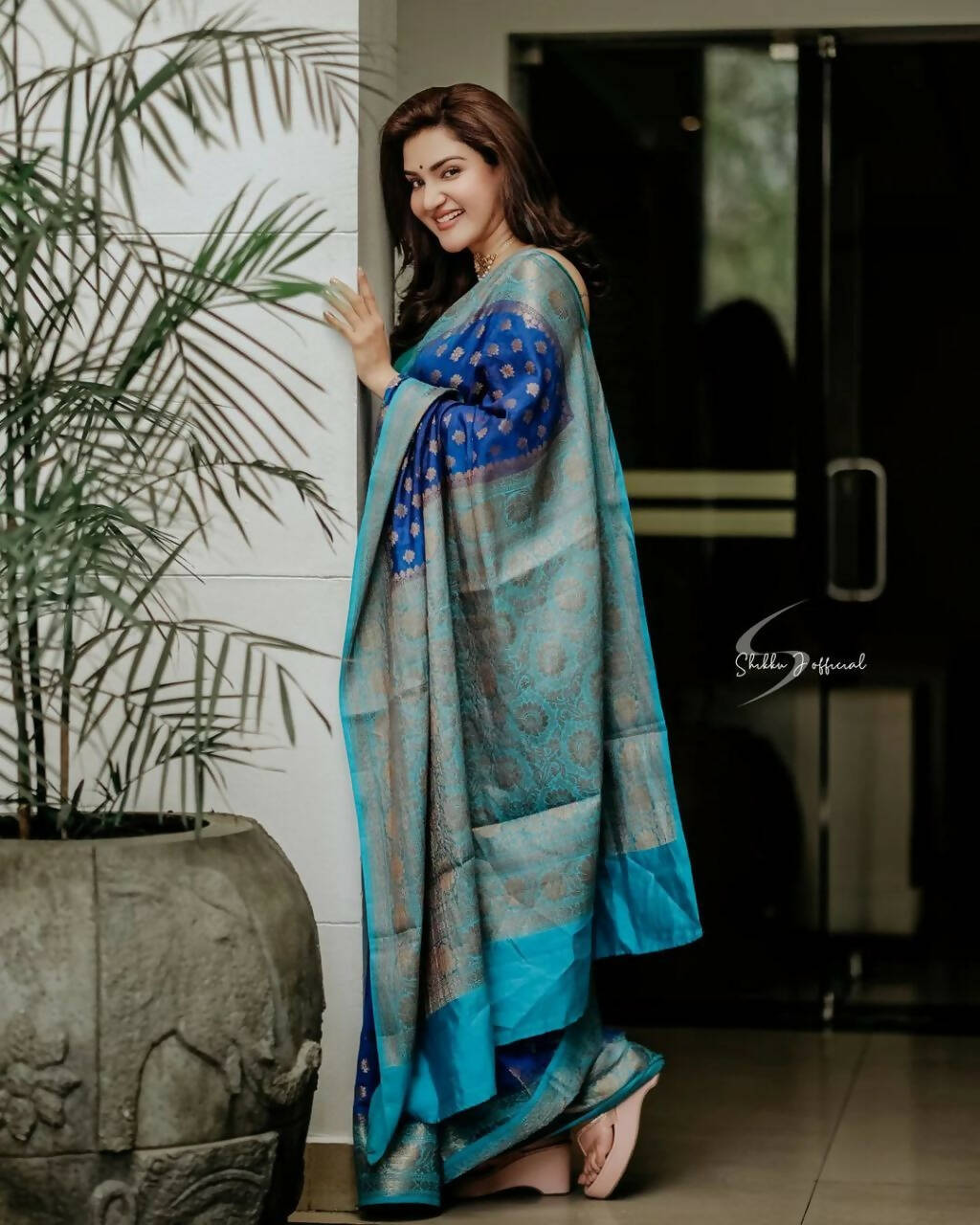 DEIANA'S Beautiful Designer Golden zari Soft Lichi Silk Saree - Blue