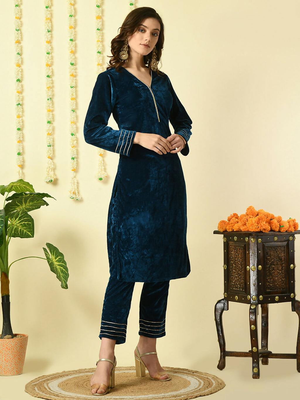 Myshka Women's Teal Velvet Kurta With Trousers Party Sets