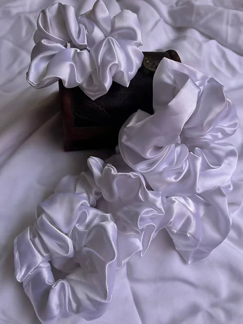 Diva Globe Cloud White Scrunchies