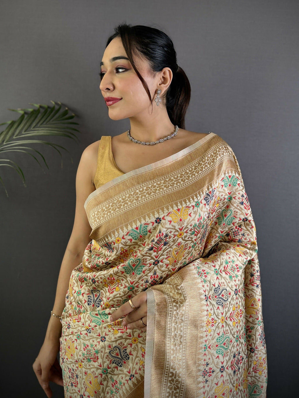 Joban Fashion Cream Intricate Floral & Woven Motifs Soft Silk Banarasi Saree