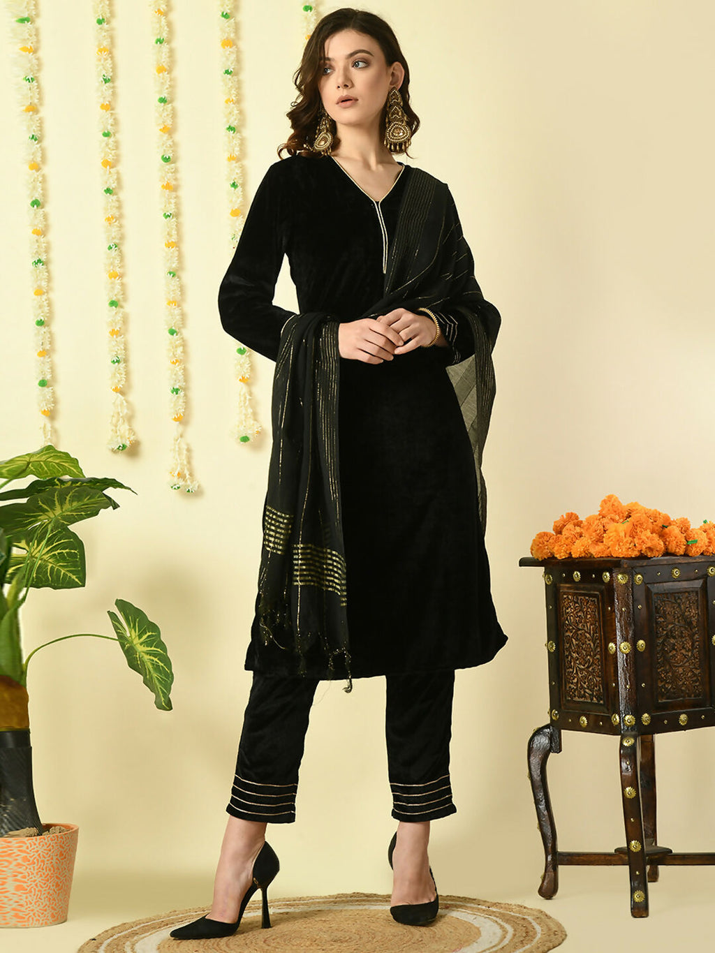 Myshka Women's Black Velvet Kurta & Trousers With Dupatta Party Sets