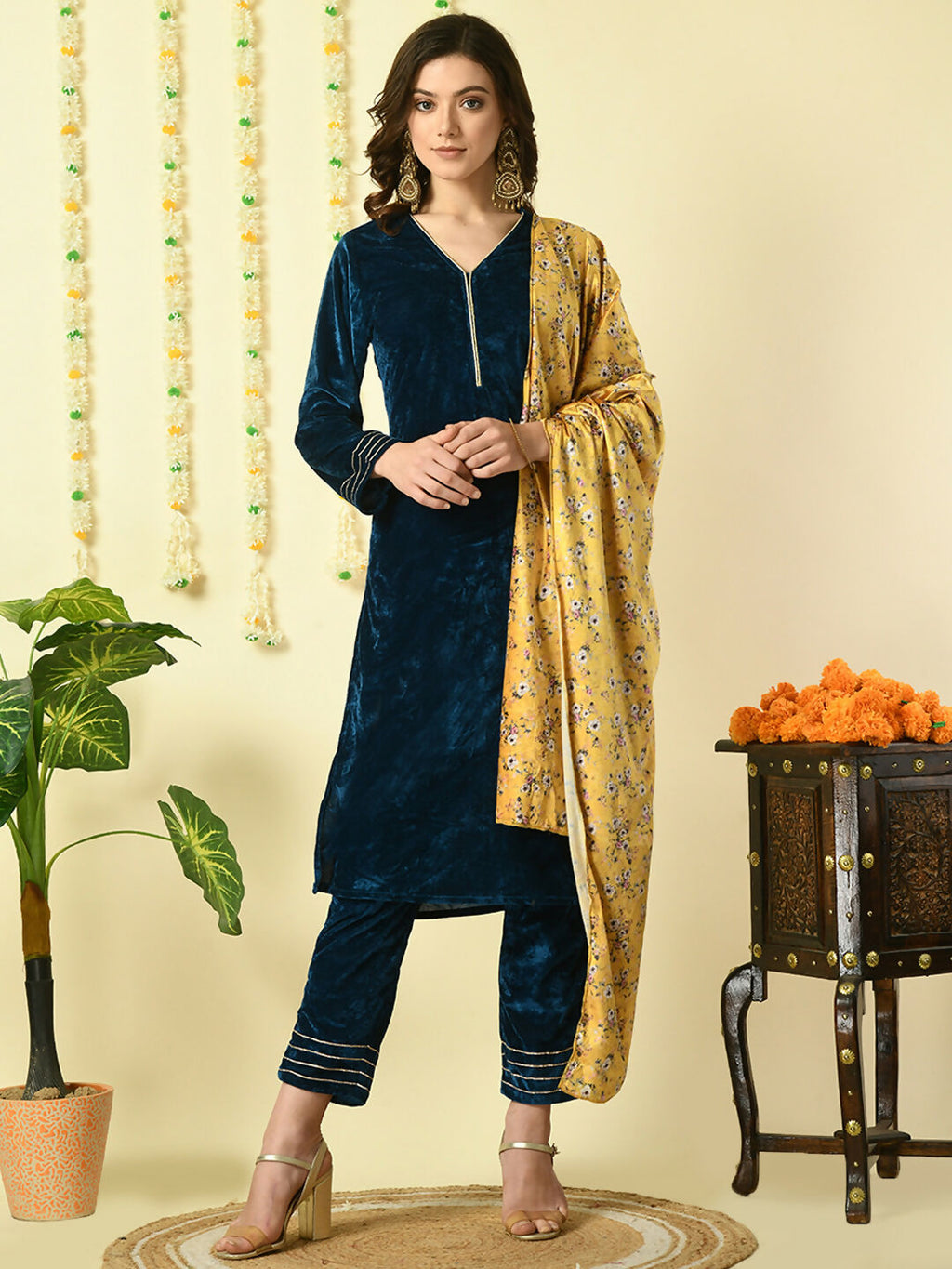 Myshka Women's Teal Velvet Kurta & Trousers With Dupatta Party Sets
