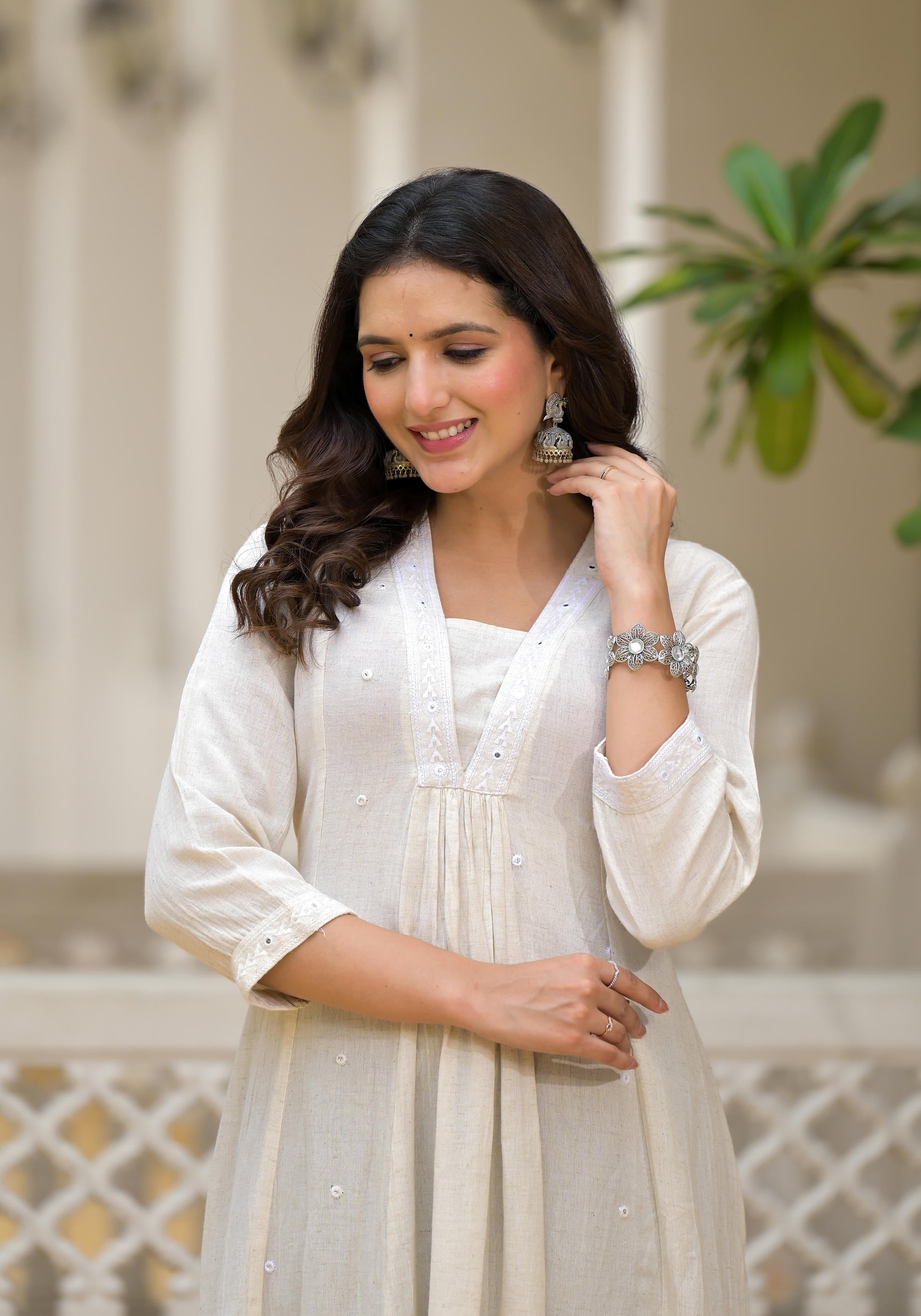Juniper Off-White Solid Kurta With Mirror Work