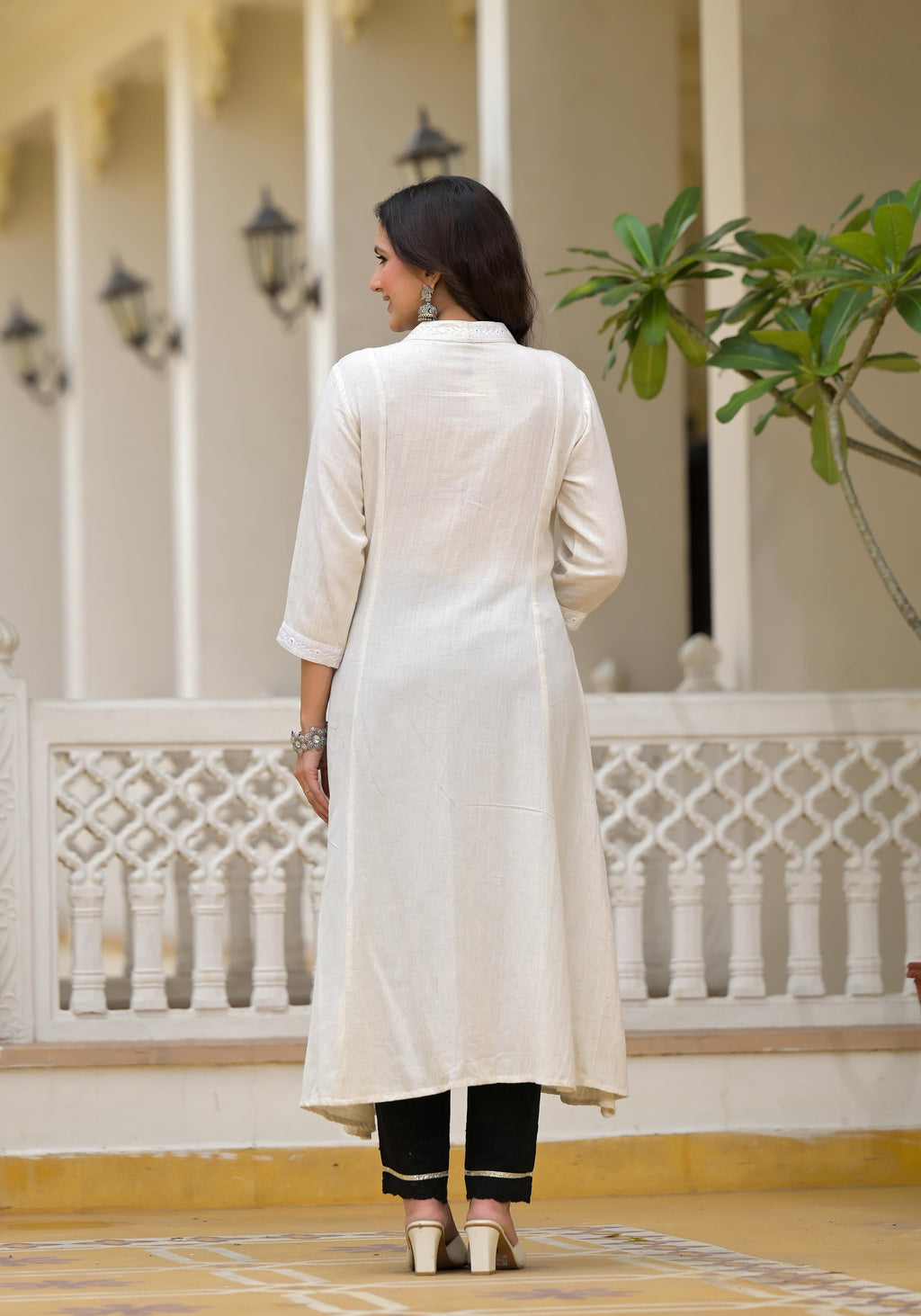 Juniper Off-White Solid Kurta With Mirror Work