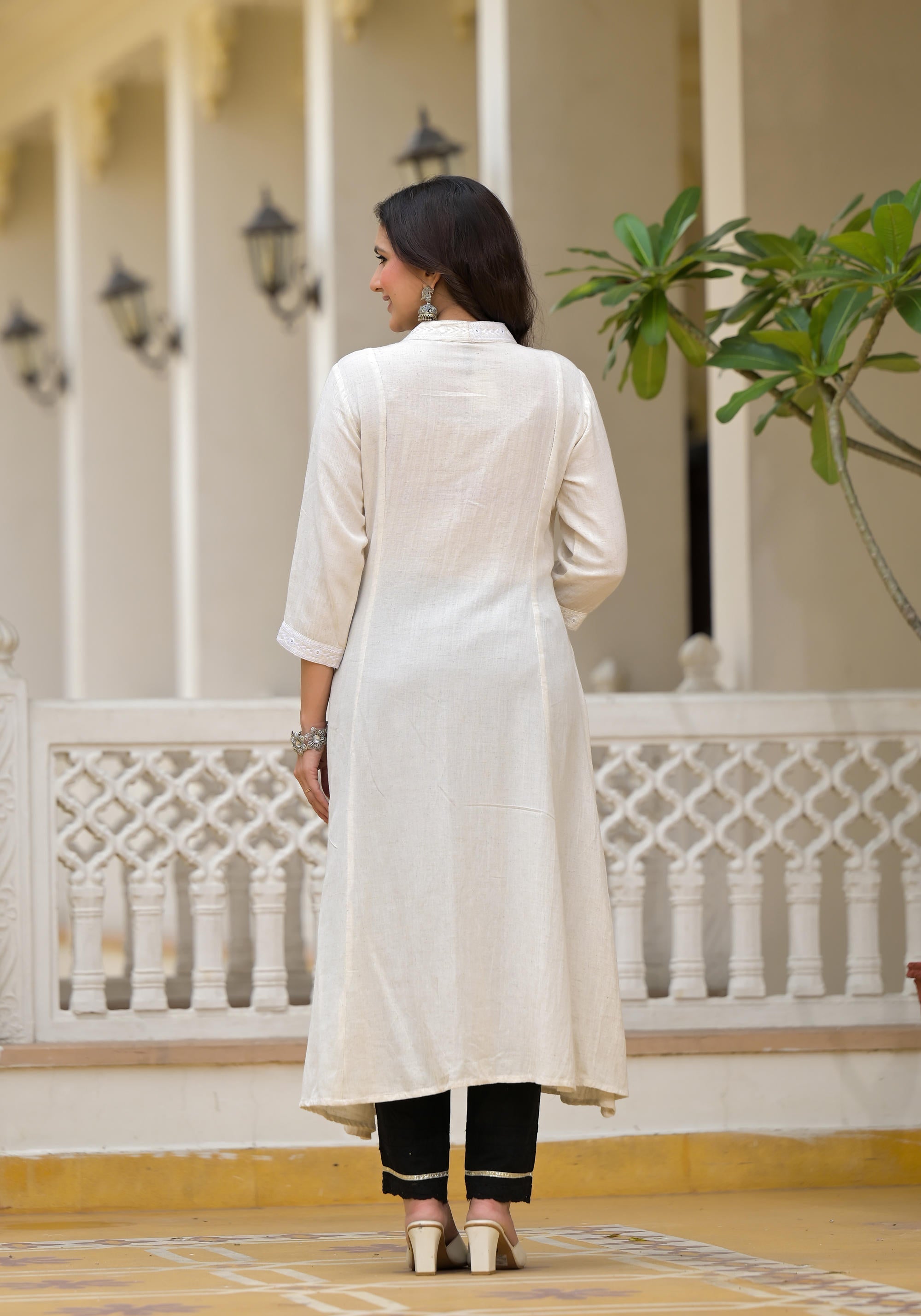 Juniper Off-White Solid Kurta With Mirror Work