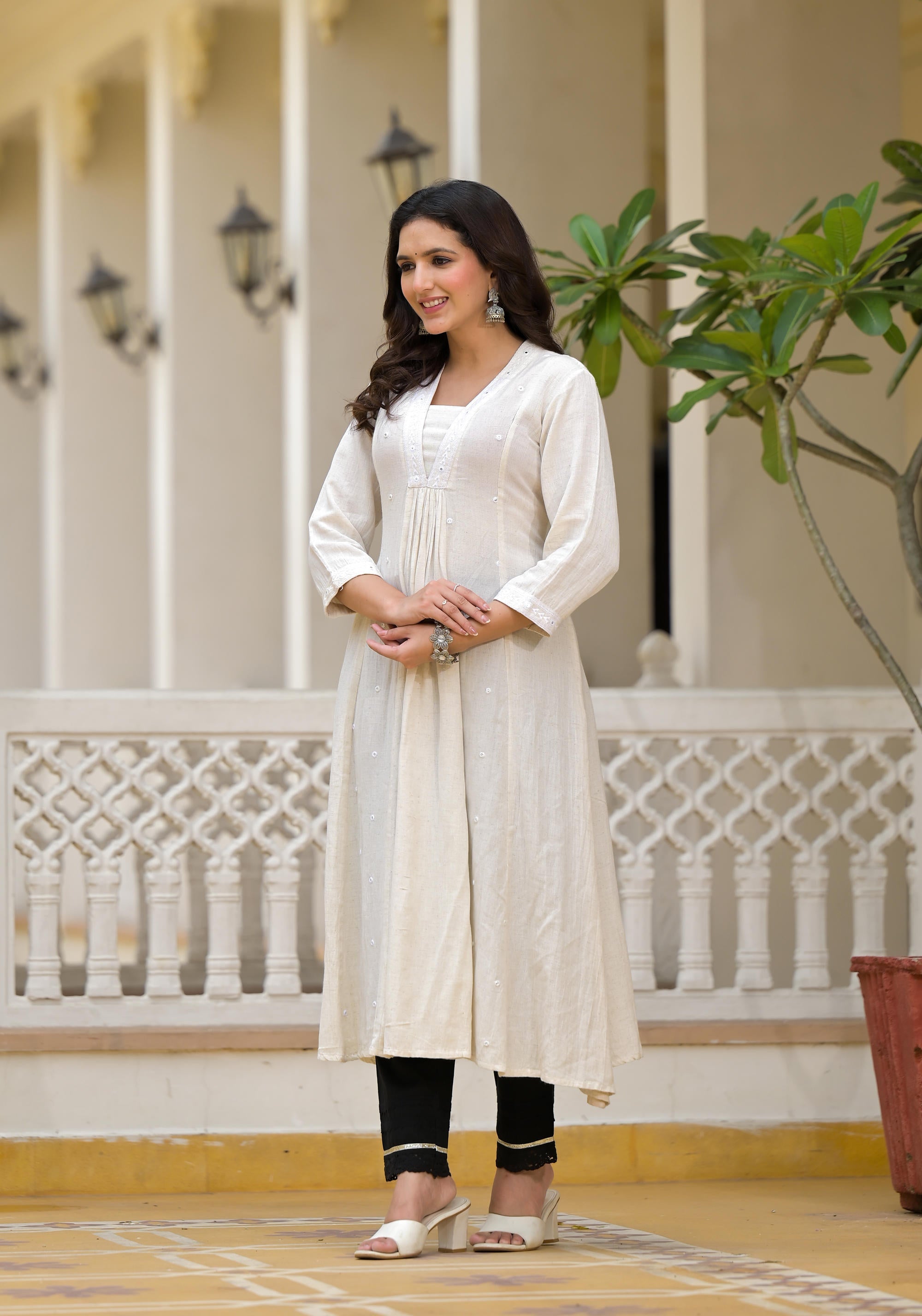 Juniper Off-White Solid Kurta With Mirror Work