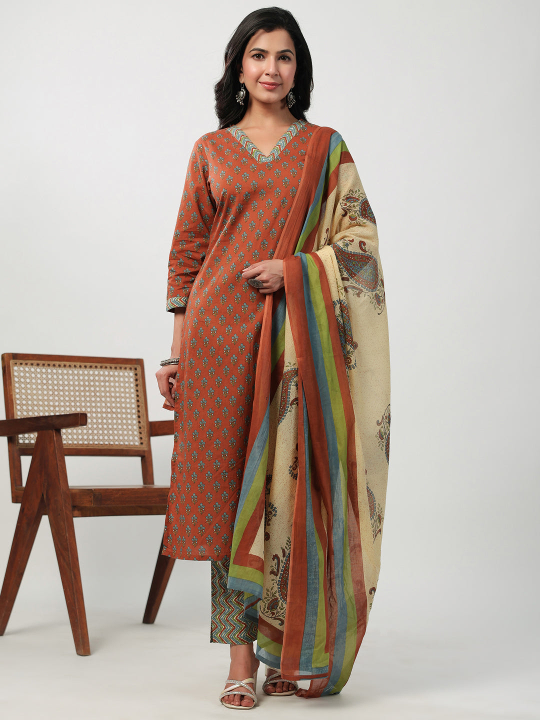 Janasya Regular Cambric Brown Floral V-Neck Set