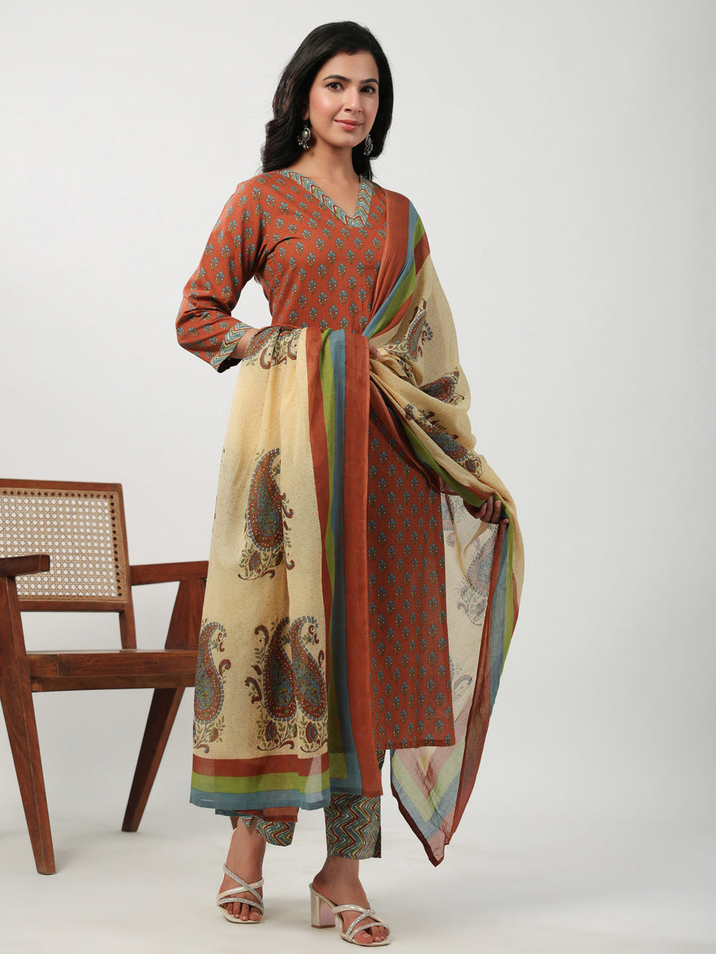 Janasya Regular Cambric Brown Floral V-Neck Set