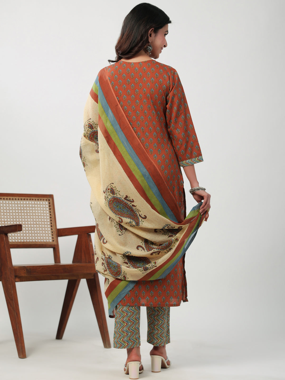 Janasya Regular Cambric Brown Floral V-Neck Set
