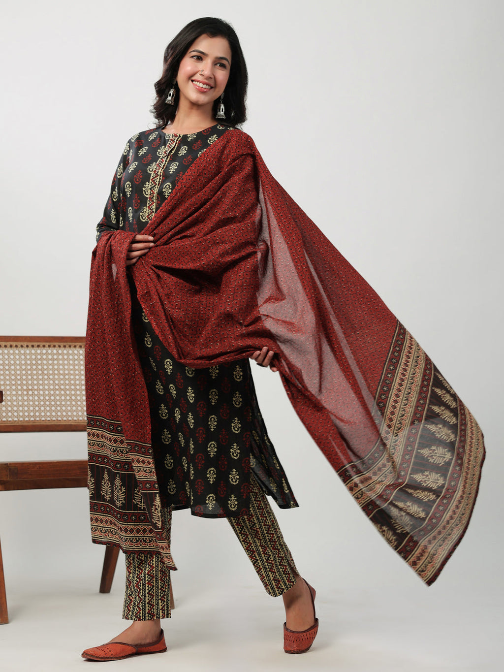 Janasya Straight Cambric Black Ethnic Motifs Round Neck Set