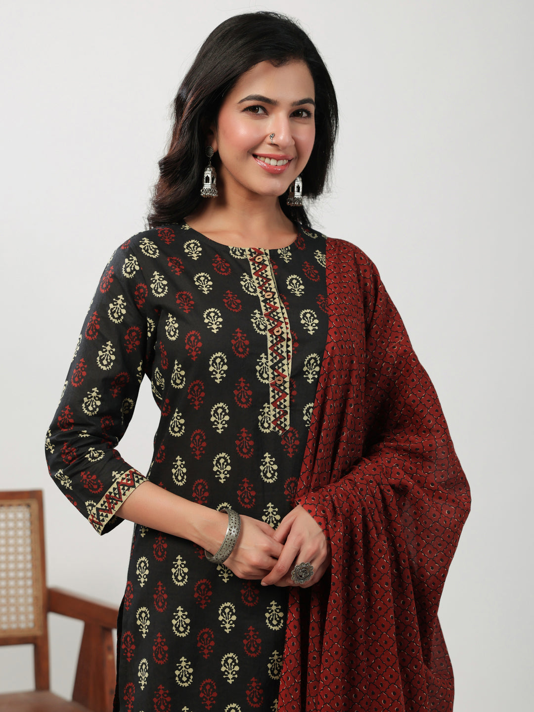 Janasya Straight Cambric Black Ethnic Motifs Round Neck Set