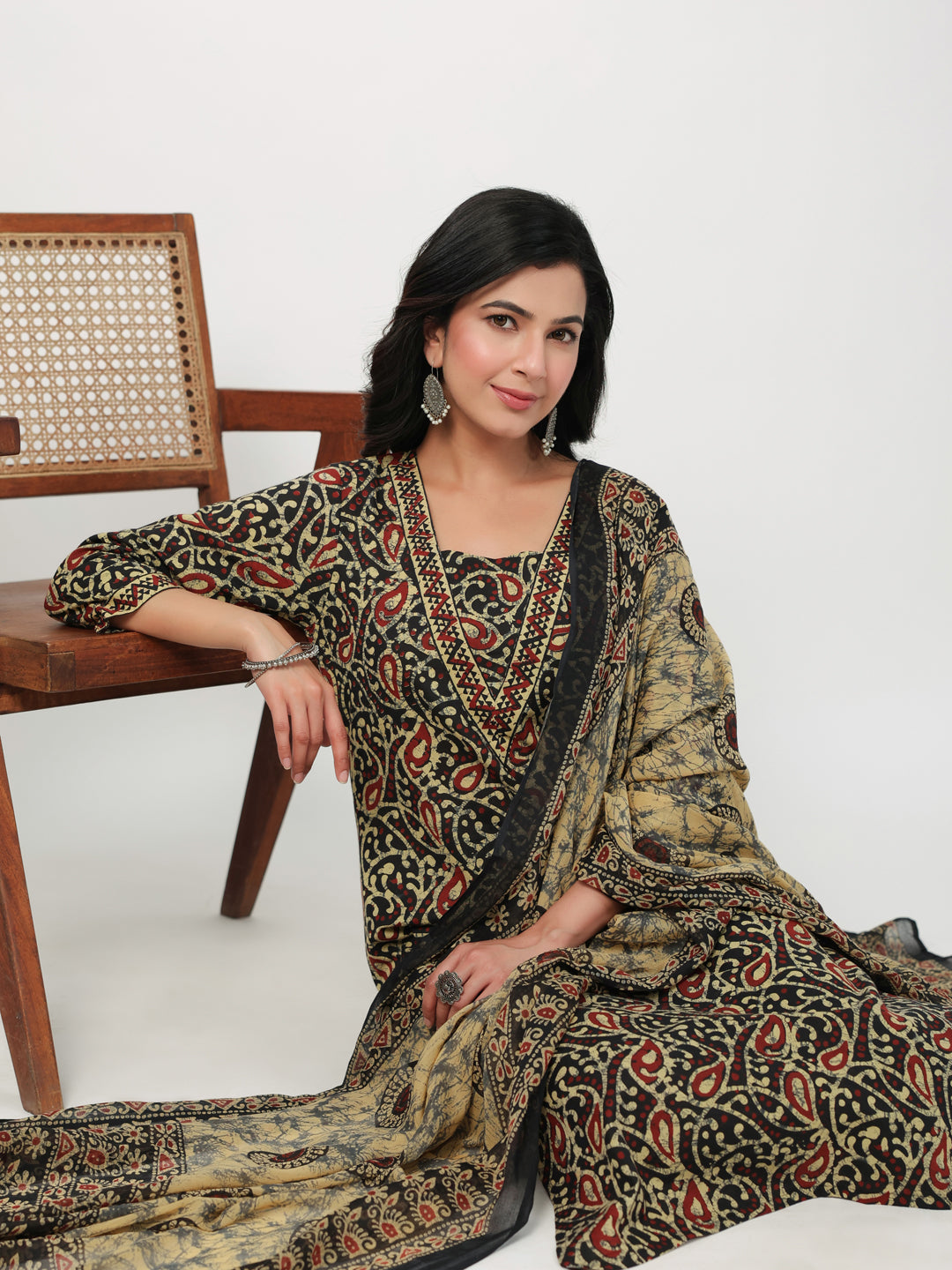 Janasya Straight Cambric Black Batik V-Neck Set