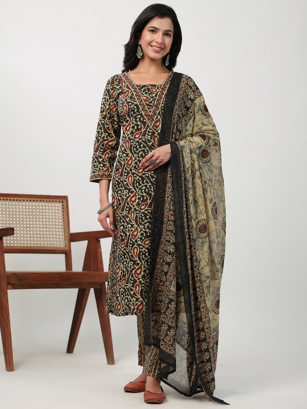 Janasya Straight Cambric Black Batik V-Neck Set