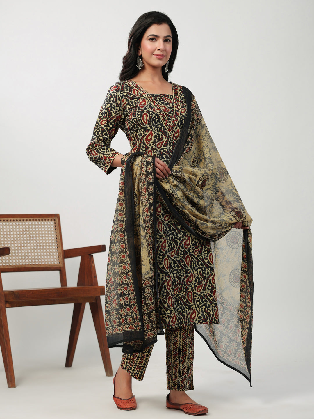 Janasya Straight Cambric Black Batik V-Neck Set