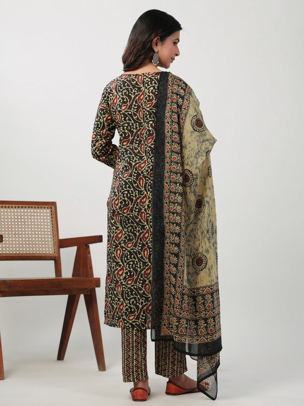 Janasya Straight Cambric Black Batik V-Neck Set