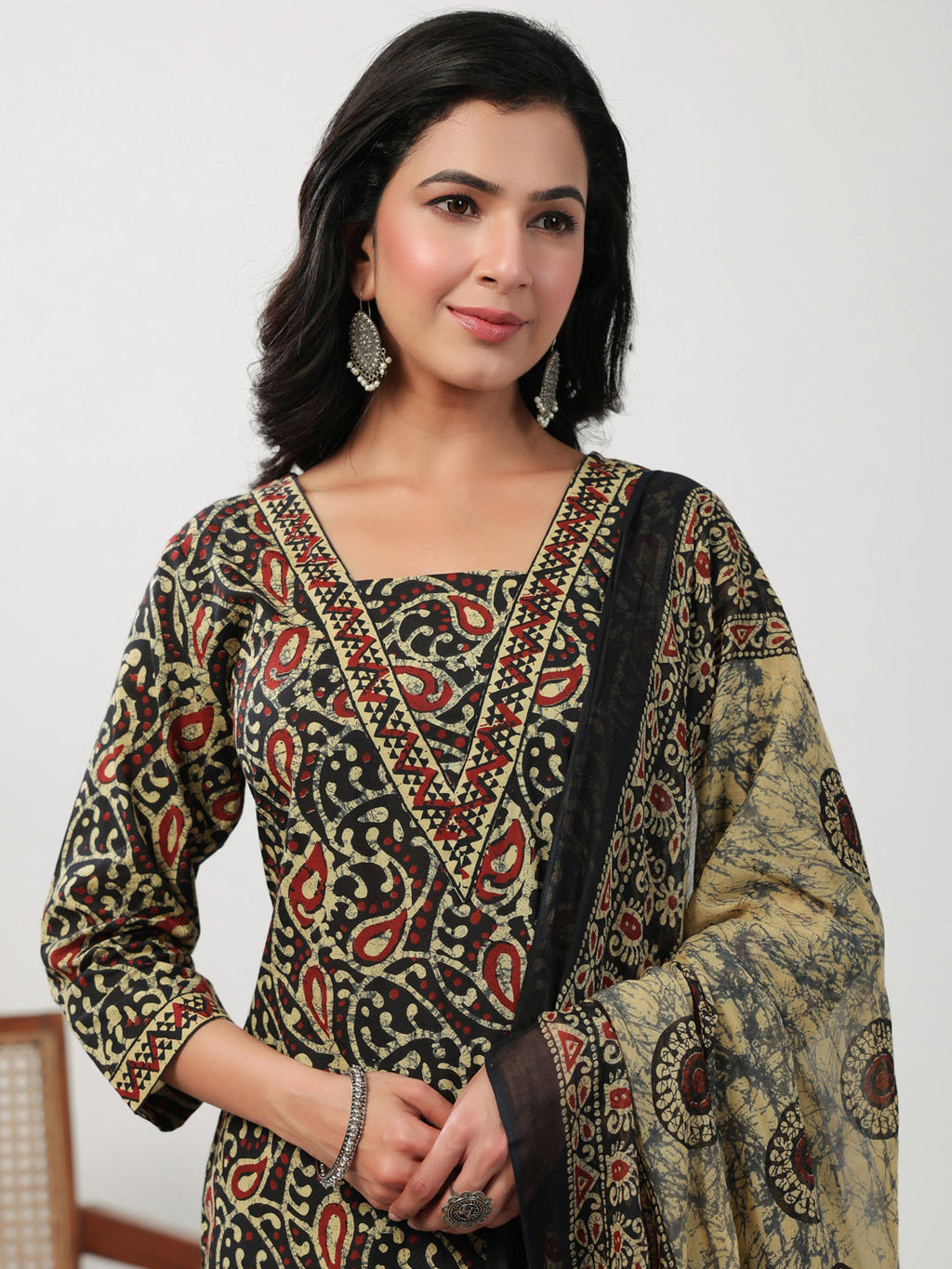 Janasya Straight Cambric Black Batik V-Neck Set