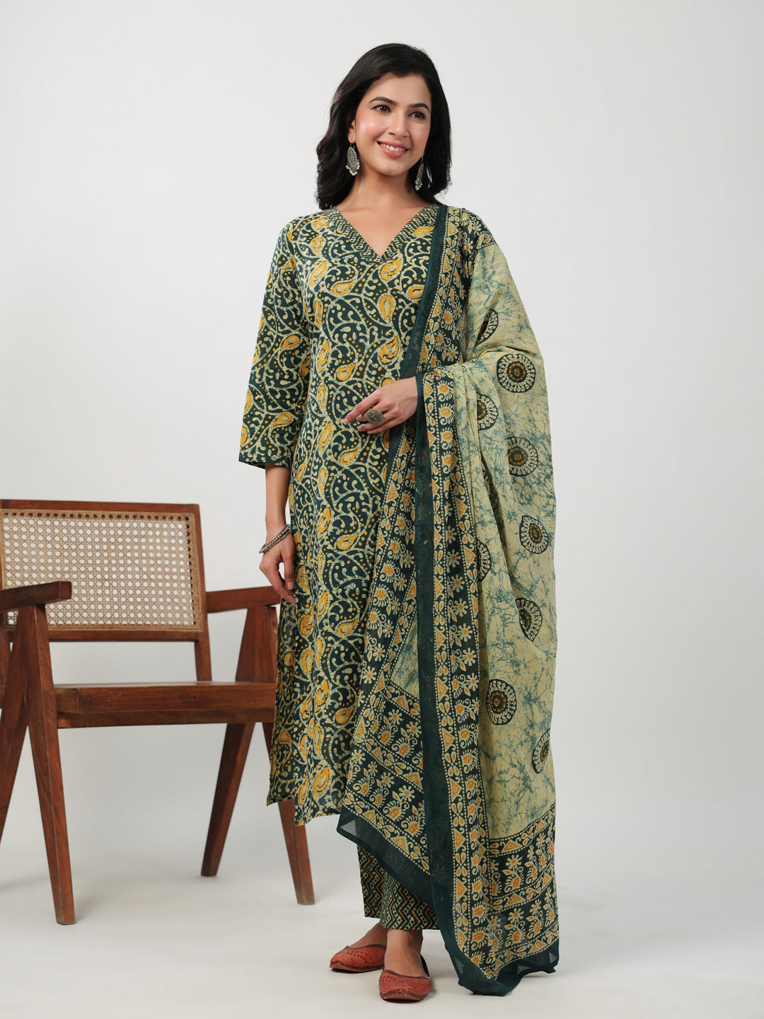 Janasya Straight Cambric Green Ethnic Motifs V-Neck Set