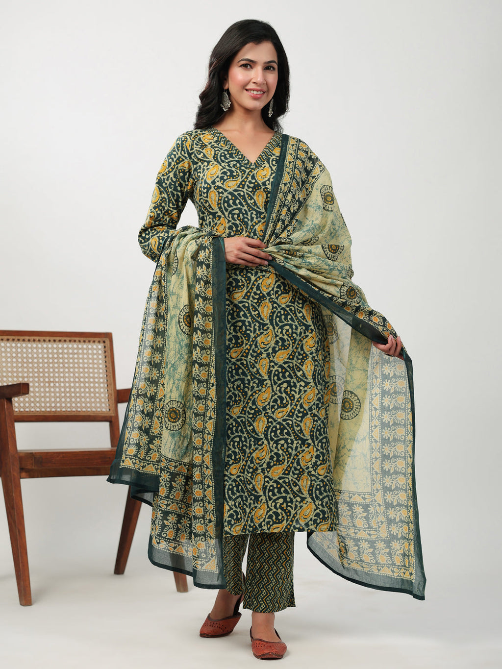 Janasya Straight Cambric Green Ethnic Motifs V-Neck Set
