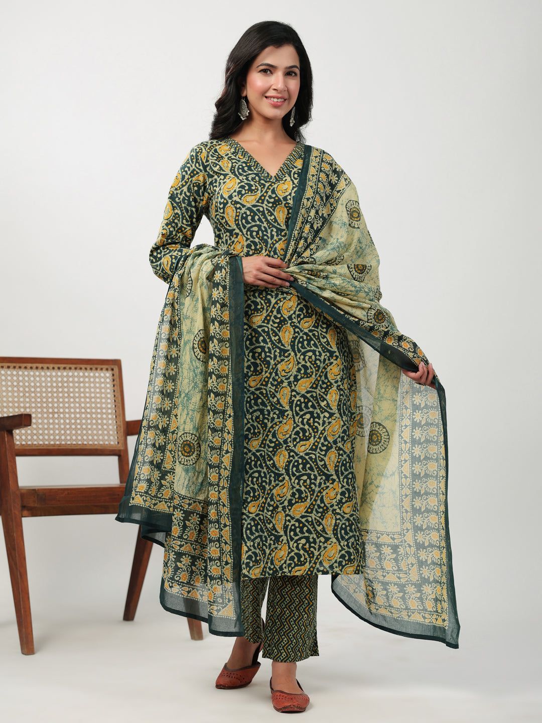 Janasya Straight Cambric Green Ethnic Motifs V-Neck Set