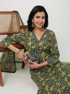 Janasya Straight Cambric Green Ethnic Motifs V-Neck Set