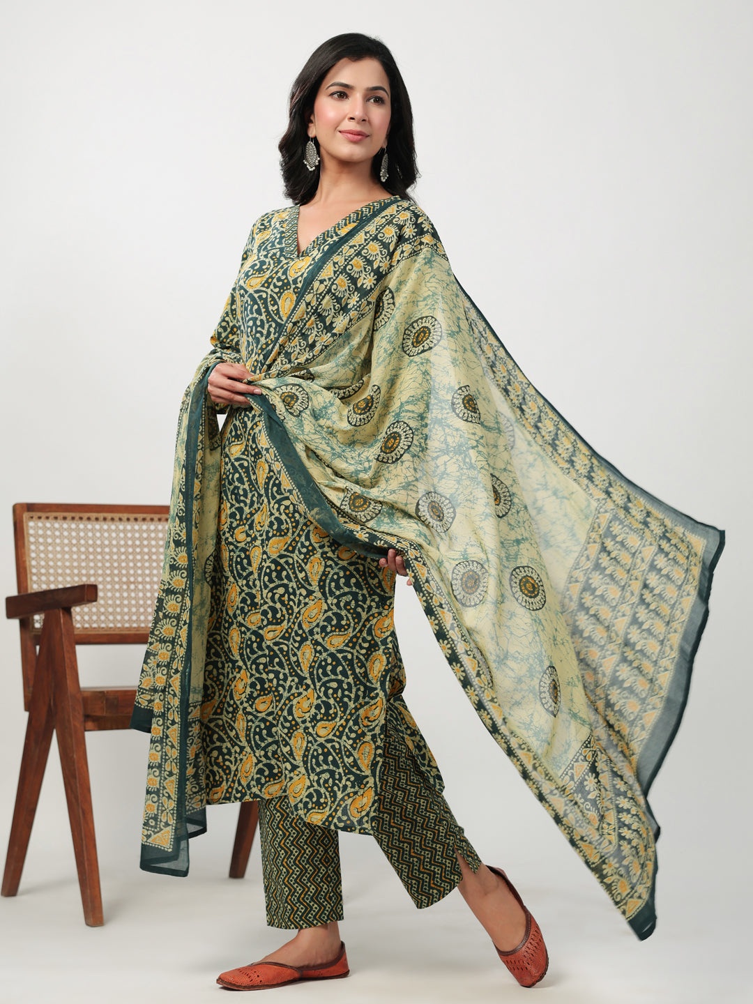 Janasya Straight Cambric Green Ethnic Motifs V-Neck Set