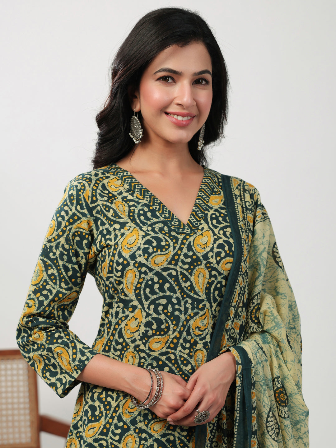 Janasya Straight Cambric Green Ethnic Motifs V-Neck Set