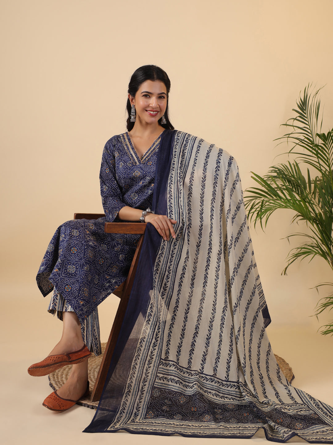 Janasya Straight Cambric Dark Blue Bandhani V-Neck with Band Collar Kurta Set