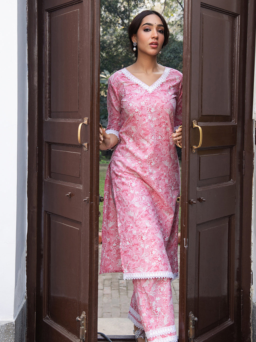 Janasya Regular Cambric Pink Floral V-Neck Kurta Set