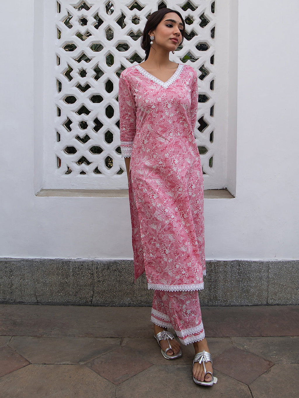 Janasya Regular Cambric Pink Floral V-Neck Kurta Set