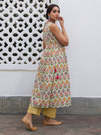 Janasya Light Green Cambric Ethnic Motifs Kurta & Bottom
